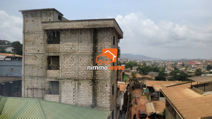 Très bel immeuble à vendre à biyemassi