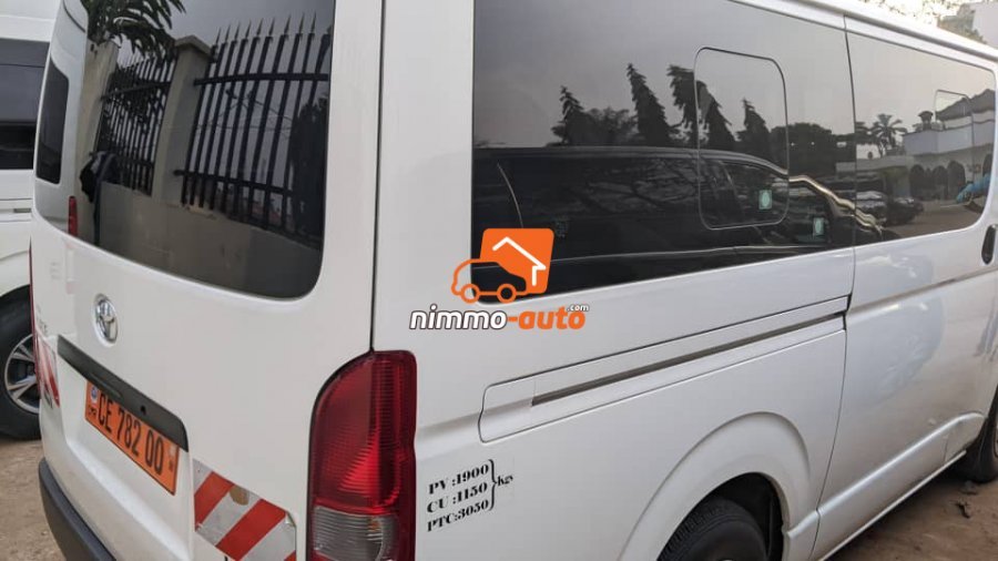 Hiace blanche sortie cami à louer à Yaoundé et en dehors selon vos besoins