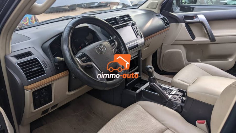 Toyota Land cruiser de couleur noire a louer dans la ville de Yaoundé et en dehors