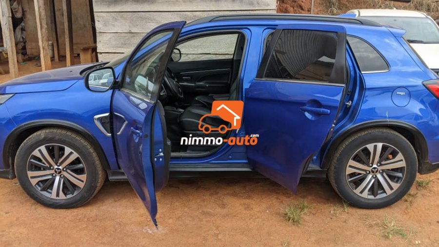 Voiture de luxe Mitsubishi à louer à Yaoundé et en dehors