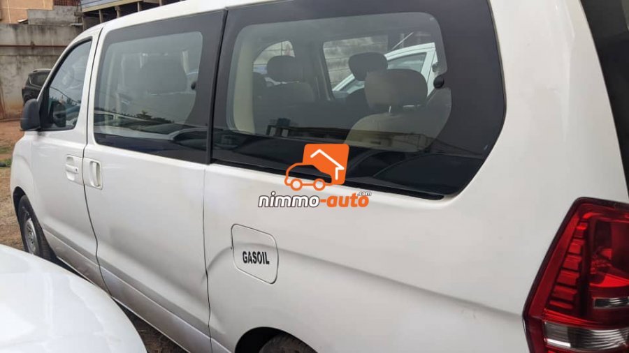 Mini bus 11places à louer à Yaoundé et en dehors