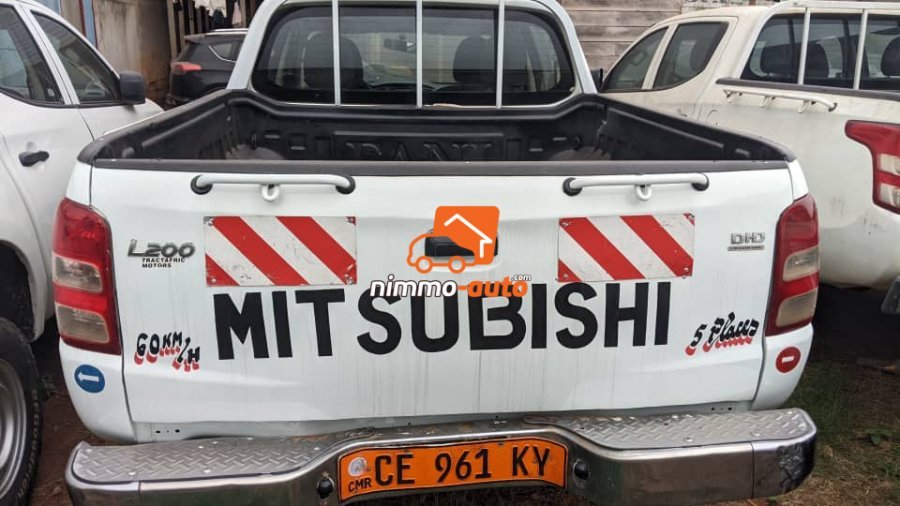 Pick up de marque Mitsubishi à l'état neuf parfait pour tout déplacement en dehors et à l'intérieur de la ville de Yaoundé