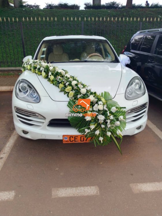 Magnifique porsche de luxe intérieur cuir à louer pour vos cérémonies