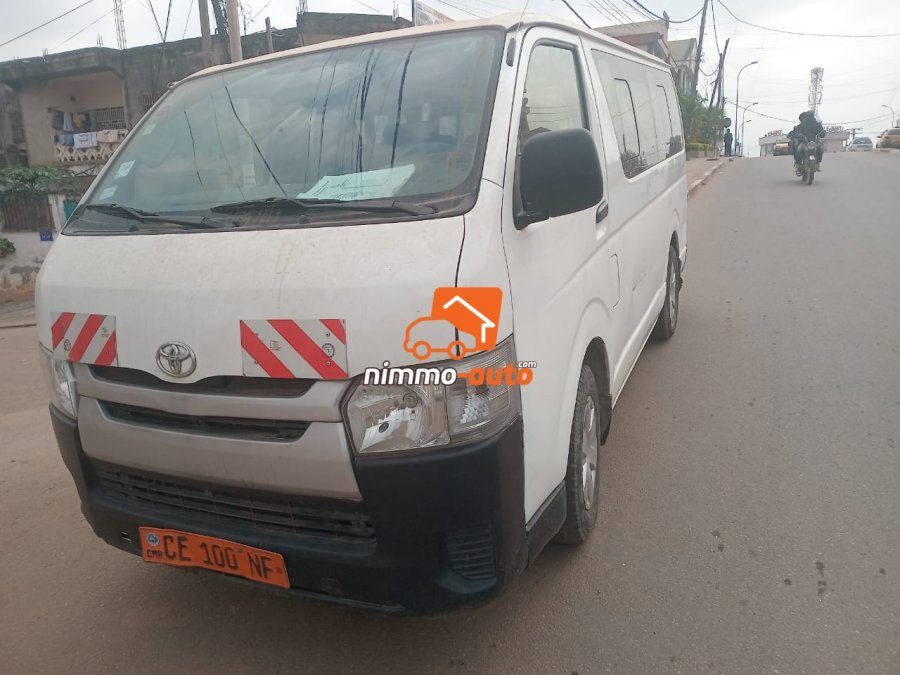 Hiace blanche sortie cami à louer pour vos séjours et déplacements dans la ville et hors ville