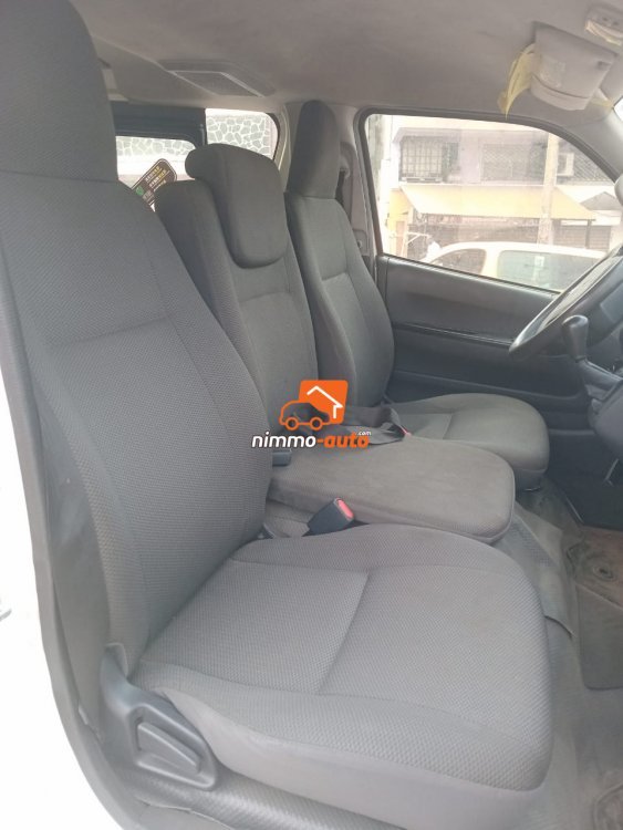 Hiace blanche sortie cami à louer pour vos séjours et déplacements dans la ville et hors ville