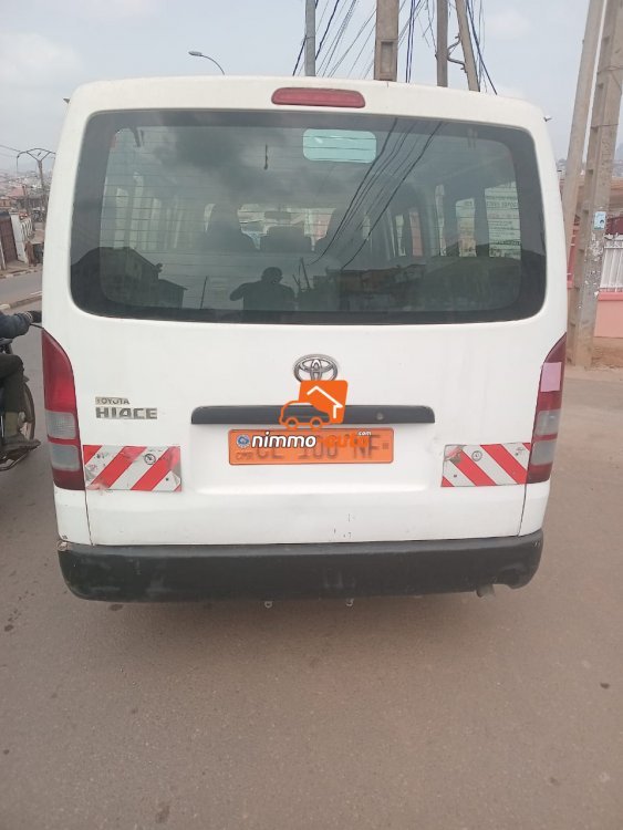 Hiace blanche sortie cami à louer pour vos séjours et déplacements dans la ville et hors ville