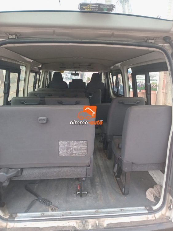 Hiace blanche sortie cami à louer pour vos séjours et déplacements dans la ville et hors ville