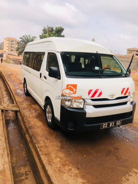 Hiace climatisée a votre disponibilité pour vos déplacements en tout sécurité dans la ville au prix de 110000 et hors ville au prix de 130000