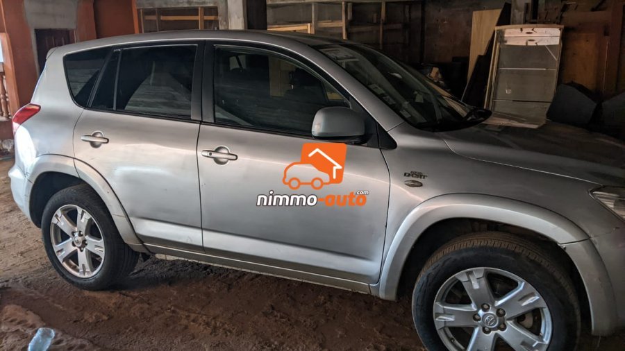 Rav 4 avec chauffeur à louer dans la ville de Yaoundé et en dehors