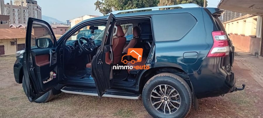 Prado de couleur noire a louer dans la ville de Yaoundé et en dehors à un prix imbattable