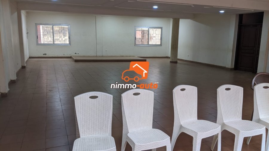 Emplacement idéal pour vos cérémonies ,mariage ,anniversaire etc... bien situé non loin de la route et dans la ville de Yaoundé