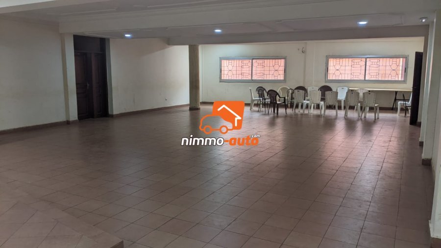 Emplacement idéal pour vos cérémonies ,mariage ,anniversaire etc... bien situé non loin de la route et dans la ville de Yaoundé