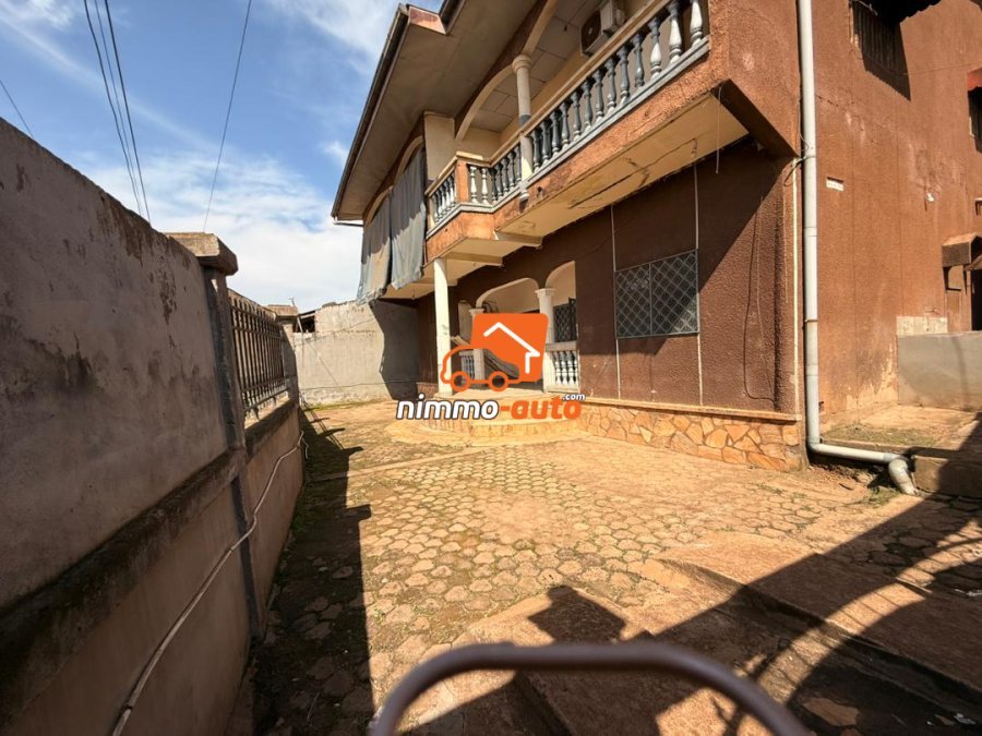 Duplex Moderne à Vendre – TKC, Yaoundé, en bordure de route (pour habitation ou bureau) sur 400sq.m (mètre carré avec TF)