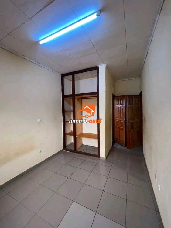 Appartement moderne individuel à l'étage à louer à obobogo