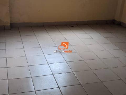 vaste appartement à louer à ngousso