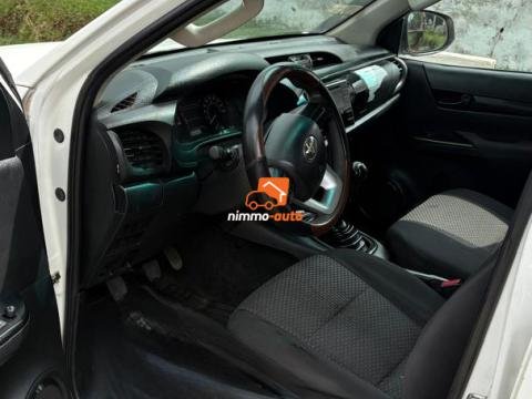 Toyota HILUX à louer avec chauffeur à Douala