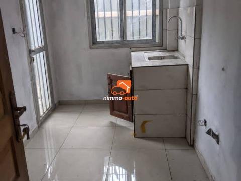 vaste studio à louer à bastos