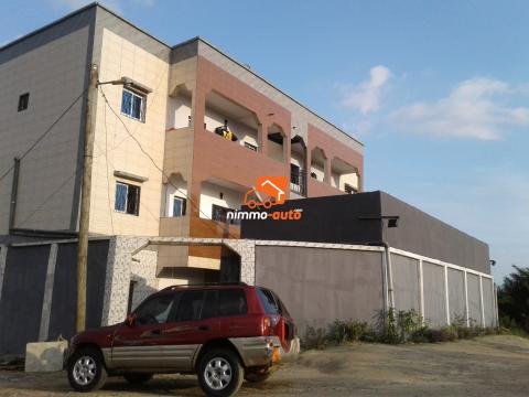 Appartements  de 2 et 3 chambres + salle à manger + salon + mini bar +cuisine+2et 3 douches +terrasse + PARKING situé à DOUALA PK14