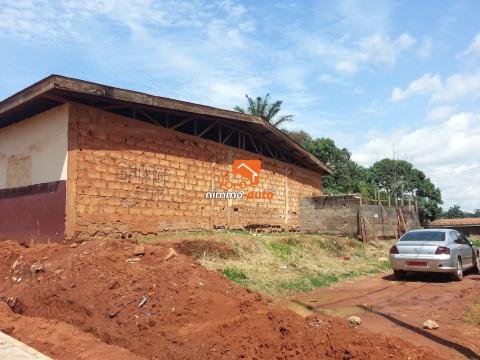 Terrain commercial à vendre à Emana