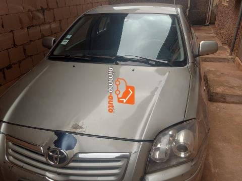 Toyota avensis leafback année 2003