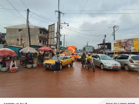 terrain commercial en forme L à vedre à nkolndongo