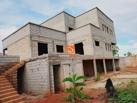 duplex en construction à vendre au quartier Mfou
