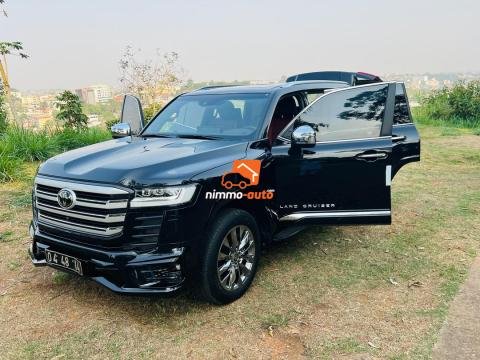 Toyota Landcruiser nouvelle génération à louer pour vos séjours en ville et hors ville avec chauffeur