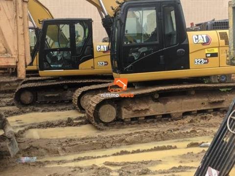 port chart et pelle niveuleuse