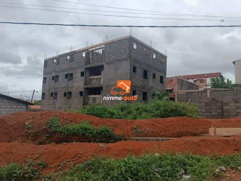 immeuble inachevé à vendre à biyemassi