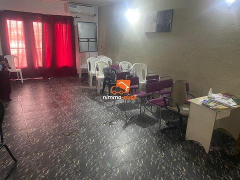 Salle / Bureau  á louer en plein Akwa dans une rue très commerciale et très frequentée