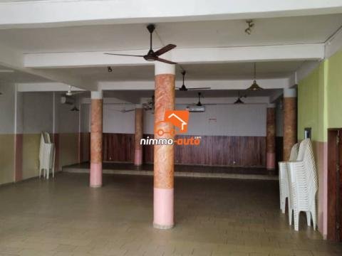 Grande salle de fêtes avec capacité à recevoir 200 a 250 invités au cœur de la ville et en bordure de route