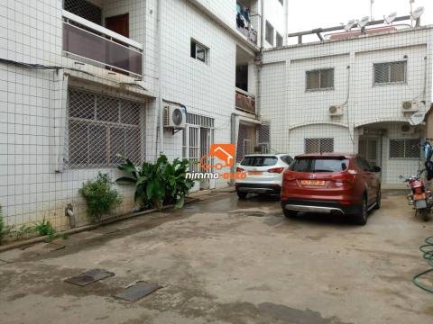 Appartement a louer à makepe en bordure de route