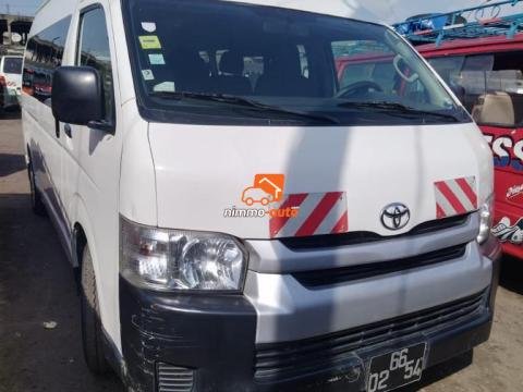Hiace climatise 19 places à louer à Douala