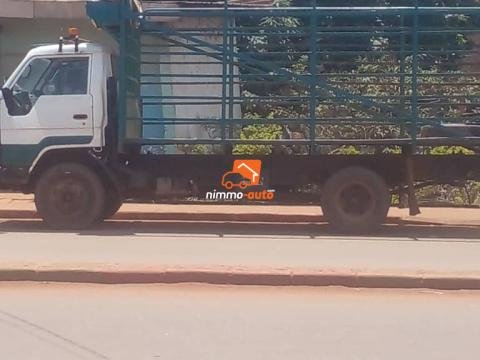 Mini camion Dina à louer