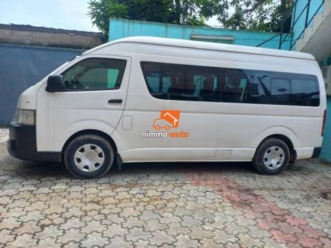 Mini bus Hiace 15places à louer.