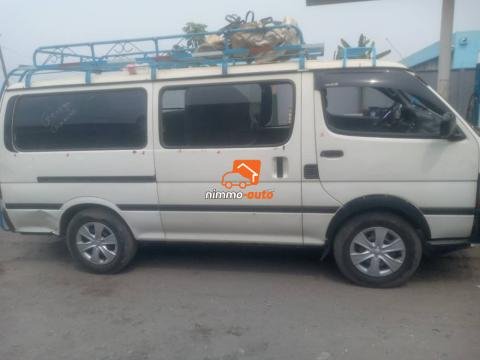 Hiace climatisée 19places à louer à Douala