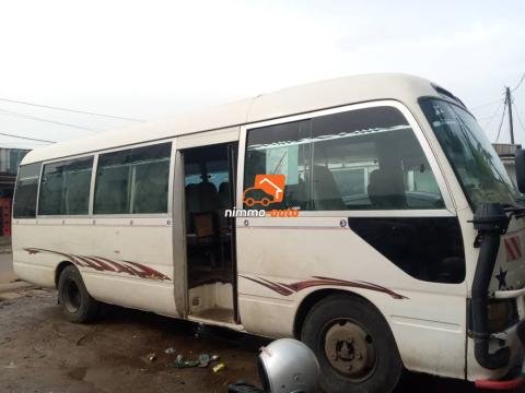 Coaster non climatisé de 30places à louer à Douala