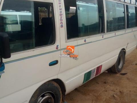 Coaster non climatisé avec porte-bagage à louer