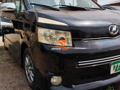 Mini van Toyota voxy 8places à louer