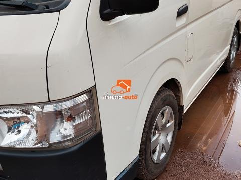 Hiace climatisée 19 places à louer à Yaoundé