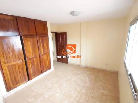 BUREAU en STUDIO à Ngousso en Bordure de Route