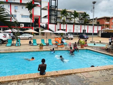 Grande esplanade piscine pour vos cérémonies et évènements en plein air