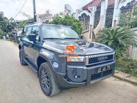 Toyota prado 2025 à louer avec chauffeur dans la ville de Douala