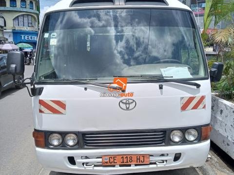 Bus de marque Toyota Coaster de 30 places disponible pour tous vos déplacement intra et inter urbains au Cameroun