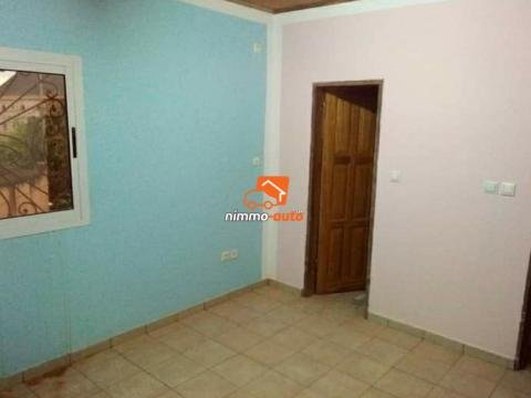 Terrain commercial à vendre à Emana