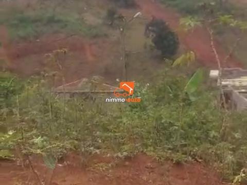 Terrain idéalement placé à vendre à Bastos