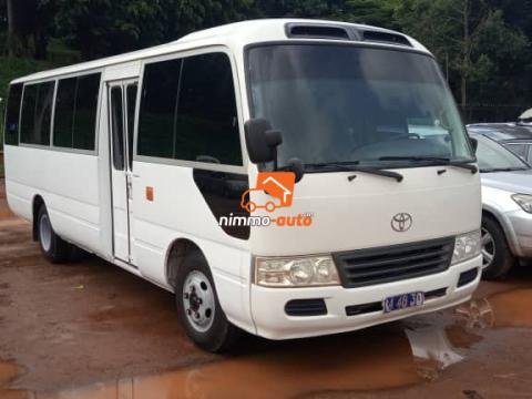 Coaster minibus visible à Yaoundé
