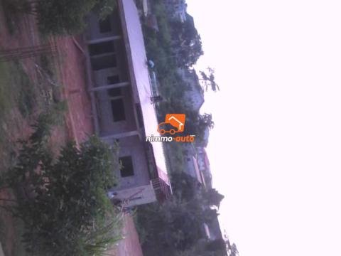 Terrain titré avec construction à vendre à Yaoundé 4 (quartier Abome)