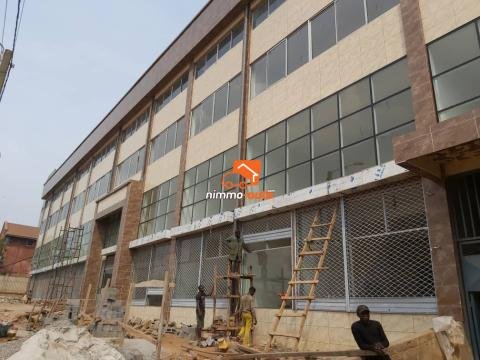 Plusieurs Bureaux Très Vaste à louer au Centre-Ville dans un Immeuble avec Asceseur