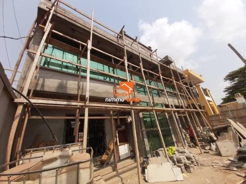 Très Grand Espace Commercial de type BANQUE à louer à Biyem-Assi